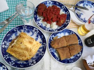 Pratos veganos at Penteskoufoi in Corinth