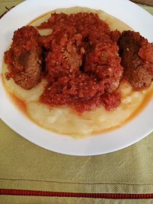 Soutzouki with mashed potatoes at Penteskoufoi in Corinth