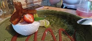 Sahniges veganes Eis (erinnert an Schwimmbad) mit Karamell, Zitrone und Erdbeere at Botanica in Magdeburg