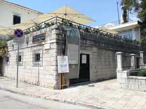 Access and steps just down the side at Supetar in Cavtat