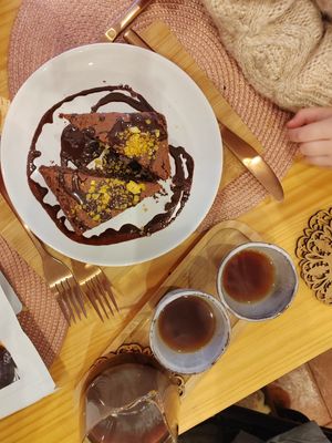 Café y brownie, ¡la combinación perfecta! 🤤 at Okaeri in Gijon