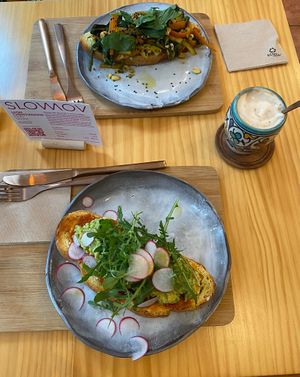 tostadas guakamola y verdulera y cafe olé  at Okaeri in Gijon