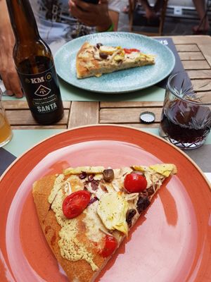 vegan pizza and slefmade beer at Santa - La Pizza Buona e Giusta in Desenzano Del Garda