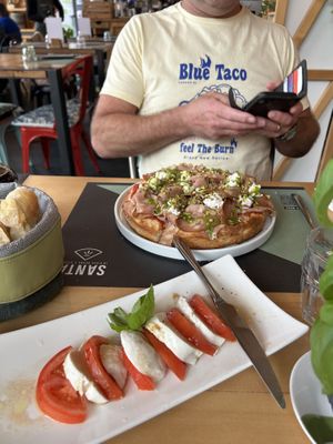 Caprese salad and vegan pizza   at Santa - La Pizza Buona e Giusta in Desenzano Del Garda