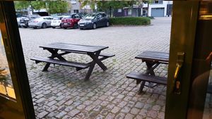 Outdoor seating at Frituur De Kaai in Zwijndrecht