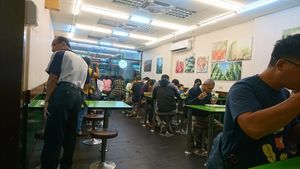 La salle où l'on mange (à côté de celle où se trouve le buffet) at ZhǎngChūn 長春 - Minzu in Tainan