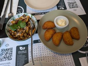 Entradas: Nuggets vegan e cogumelos salteados. at Anjo Verde in Braga