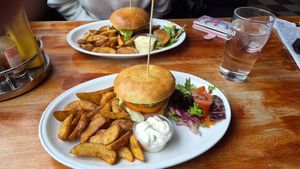 Burger met aioli at Inside Rock Café Korskirken in Bergen