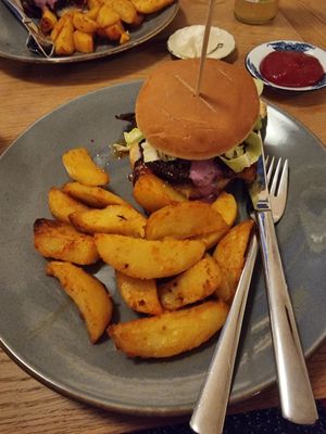 Special Christmas burger with espresso patty, blueberry mayo and pear at püük - fein + herausgeputzt in Hamburg