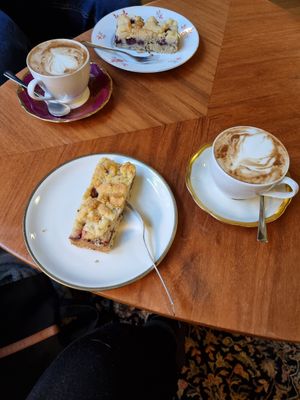 Cappuccino and Streuselkuchen at püük - fein + herausgeputzt in Hamburg