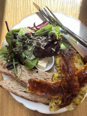 Vegan scrambled eggs, vegan bacon, fresh bread and side salad   at püük - fein + herausgeputzt in Hamburg