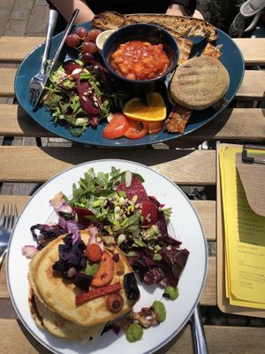 English Breakfast and hearty veggie pancakes  at püük - fein + herausgeputzt in Hamburg