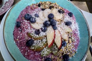 Sommerbeerenbowl at püük - fein + herausgeputzt in Hamburg