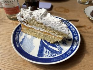 Stracciatella apricot cake  at püük - fein + herausgeputzt in Hamburg