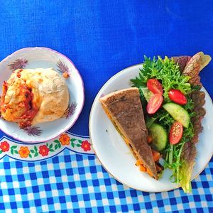 Vegan quiche with salad at Café Glück Auf, Hamburg. at püük - fein + herausgeputzt in Hamburg