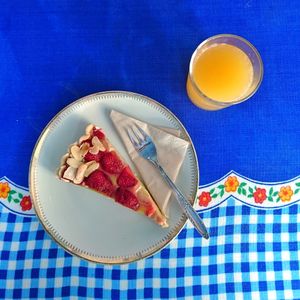 Vegan strawberry cake and orange lemonade at Café Glück Auf, Hamburg. at püük - fein + herausgeputzt in Hamburg