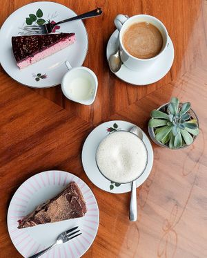 Chocolate cherry and raspberry cake at püük - fein + herausgeputzt in Hamburg