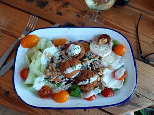 Falafel-Salat mit Ziegenkäse at The Meltin' Pot in Mimizan