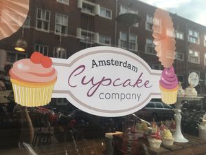 Logi at Amsterdam Cupcake Company in Amsterdam