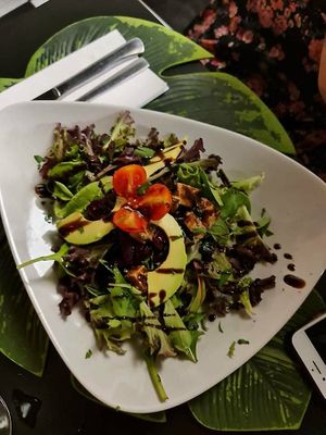 Starter: salad with tofu at Alvocat in Tarragona