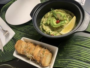 hummus de aguacate  at Alvocat in Tarragona