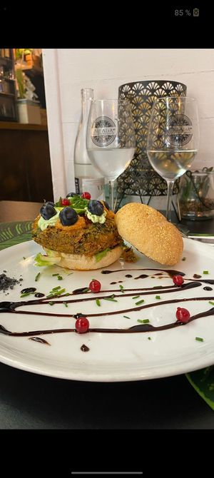 Hamburguesa vegana exquisita  at Alvocat in Tarragona