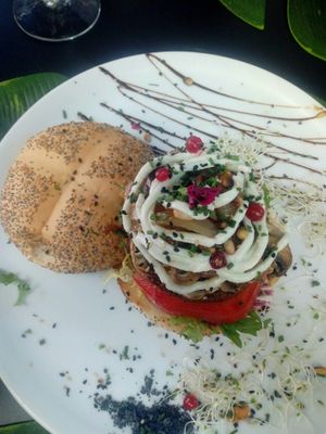 Burger tofu, con funghi, cebolla, etc. at Alvocat in Tarragona