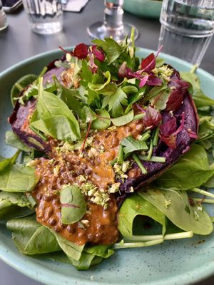 Bataat with lentil 'curry' (more a sauce) and spinach salad at CultuurCafé de Grote Post in Oostende