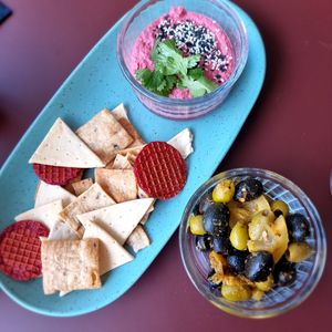 Olives and crackers with beet hummus at CultuurCafé de Grote Post in Oostende