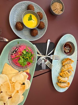 Starters: BROWN AND RED CRACKERS NOT VEGAN!! at CultuurCafé de Grote Post in Oostende