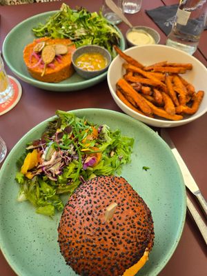 Beetroot burger and steak tartaar at CultuurCafé de Grote Post in Oostende