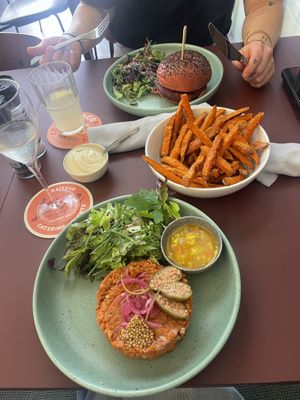 Vegan tartaar met zoete aardappel frietjes (veganaise) en een vegan bietenburger.  at CultuurCafé de Grote Post in Oostende