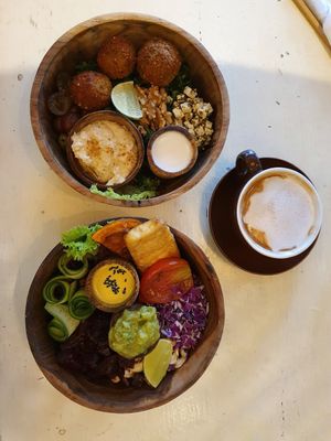 Buddha bowl und Mediterranean Bowl at Roots Plant-Based Cafe in Da Nang