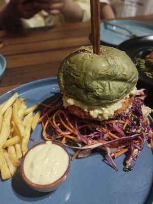 Hawaiian burger and super acai berry are so good. Love them the most. I love the green atmosphere here, a special restaurant. Love, highly recommend to vegetarian and raw vegan at Roots Plant-Based Cafe in Da Nang