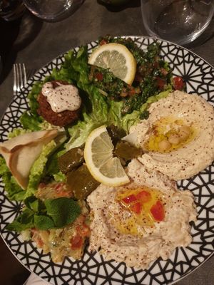 Assiette végétalienne at Beyrouth in Poitiers