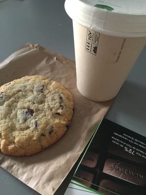 Moccacino & cookie  at Newtree Café in Lyon