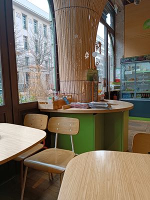 Location recycled glass and free water corner at Newtree Café in Lyon