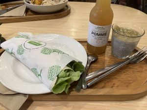 Menú con wrap, bebida y postre de chía  at Newtree Café in Lyon