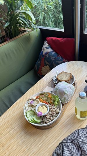 Dwich, Budda Bowl Vegan und Vegan Banana Bread  at Newtree Café in Lyon