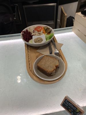 Main & banana bread  at Newtree Café in Lyon