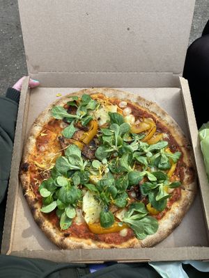 Another wonderful pizza with pineapple and tofu 🤤💚 at Plads'n in Copenhagen