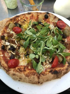 Pizza with seitan, olives and leeks at Plads'n in Copenhagen