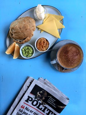 Morning offer:
Sourdoough bun
Humus
Edemamepesto
Vegan Cheese
Cappuccino at Cafe Blå in Copenhagen