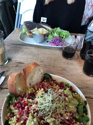 Superfood salad avec avocat, grenade, pignons, etc. at Blackbird Downtown Diner in Lausanne