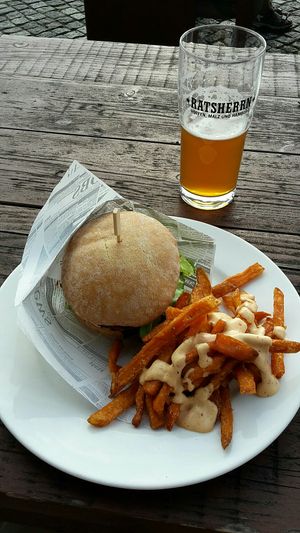Veganer Chia-Kürbis Burger mit Süßkartoffelpommes und Chilimayo at Störtebeker Braugasthaus in Greifswald