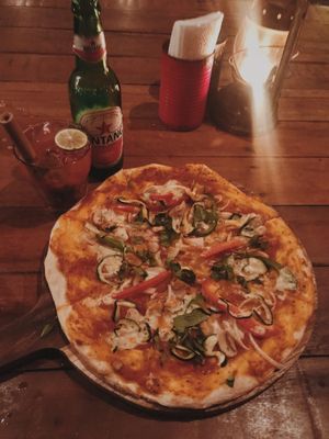 Vegan pizza, and couple of drinks for happy hour ☺️ 📷: @craving.odyssey at The Bus Bar in 