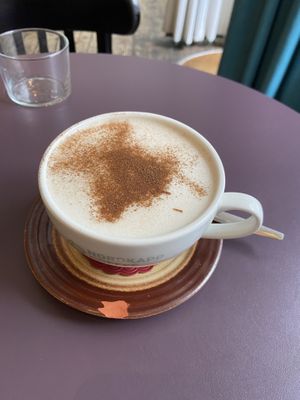 Chai latte with oatmilk: nice. They serve it with a mini-piece of cake, which can be vegan or not. Please ask! at Rabarber in Utrecht