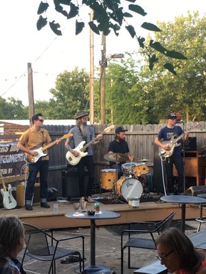Live band at Drifters BBQ in Nashville