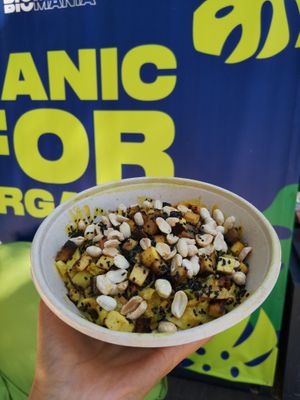 Surf & wok extra love and extra smoked tofu at BioMania Street Food in Bol