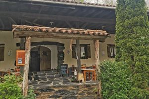Entrada y una gran terraza cubierta at Los Fogones de Luzia in Orio